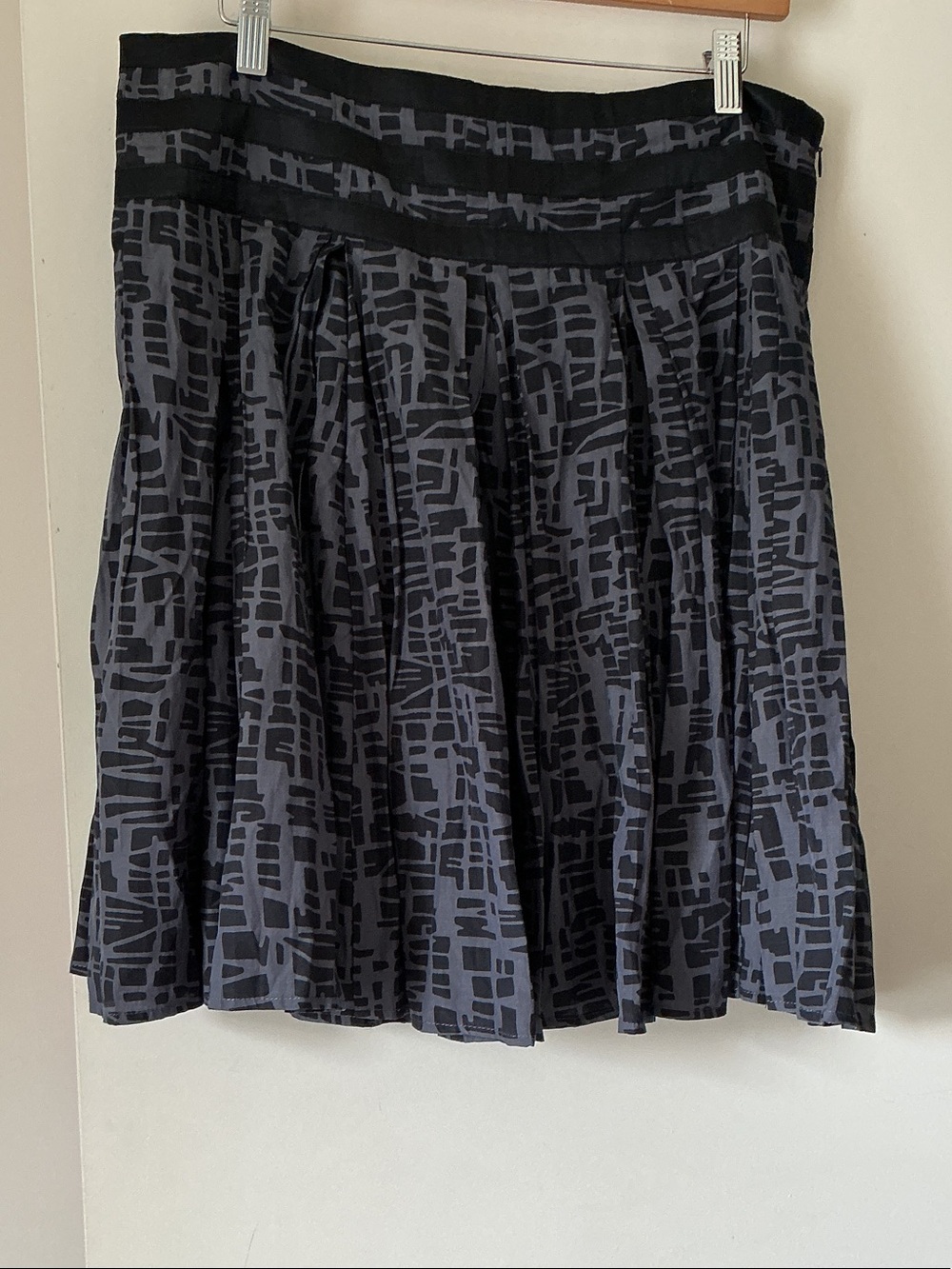 FRENCH CONNECTION Black & Gray Patterned Pleated Women's Skirt